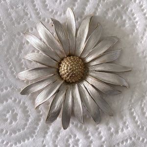 Sarah Coventry Daisy Brooch
